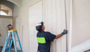 תמונה המדגימה את הפעולה של התקנת תריסים במבנים ניידים